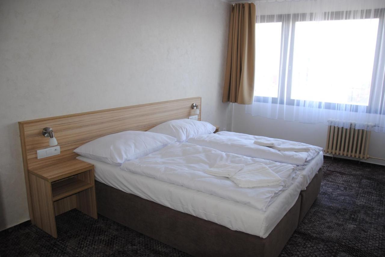 Hotel Labe ปาร์ดูบิตเซ ภายนอก รูปภาพ