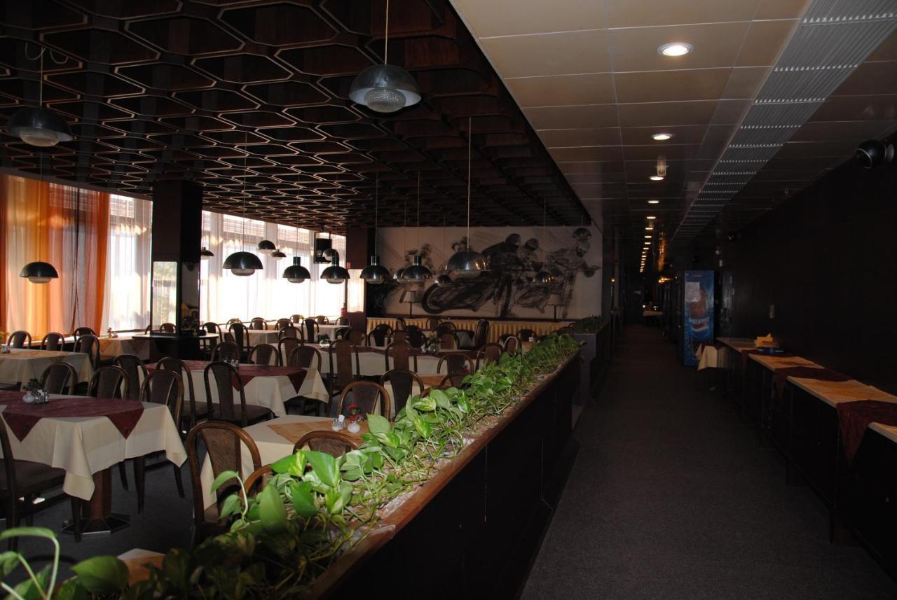 Hotel Labe ปาร์ดูบิตเซ ภายนอก รูปภาพ