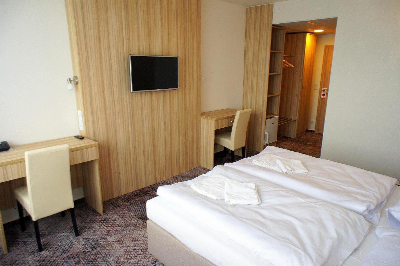 Hotel Labe ปาร์ดูบิตเซ ภายนอก รูปภาพ