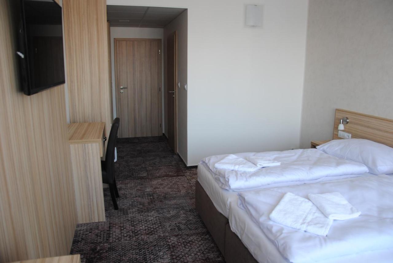 Hotel Labe ปาร์ดูบิตเซ ภายนอก รูปภาพ