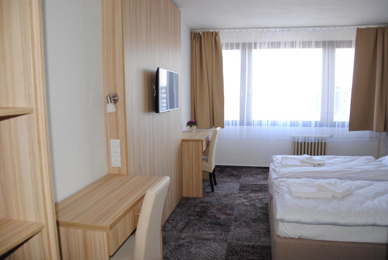 Hotel Labe ปาร์ดูบิตเซ ภายนอก รูปภาพ
