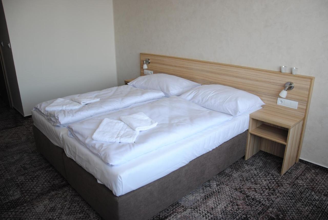 Hotel Labe ปาร์ดูบิตเซ ภายนอก รูปภาพ
