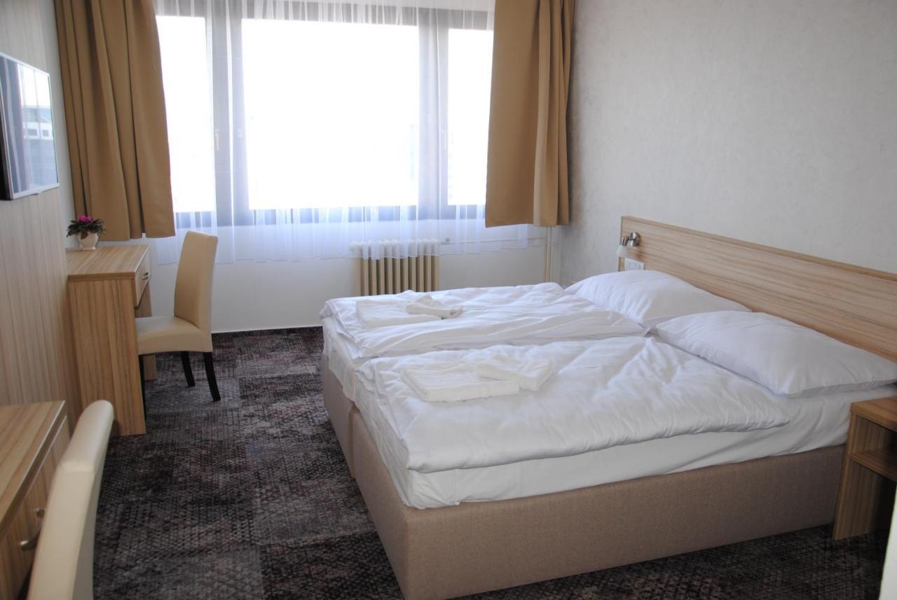 Hotel Labe ปาร์ดูบิตเซ ภายนอก รูปภาพ